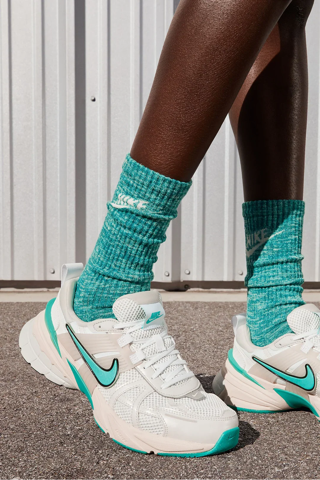 NIKE V2K RUN - MUJER - Image 9